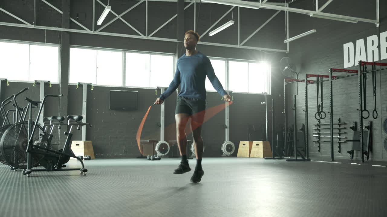 hombre saltando la cuerda en un gimnasio