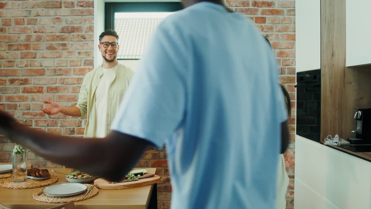 amigos disfrutando de una comida juntos
