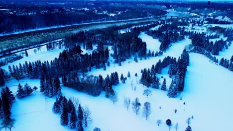 Victoria-Valley-Golfplatz-Erster-Tag-Der-Schneeüberführung,-Wo-Das-Anwesen-Für-Den-Umbau-In-Einen-Langlauf-Skiverleih-Mit-Einem-Riesigen-Eislauf-Oval-Und-Einer-Eisschnelllaufbahn-Vorbereitet-Wird