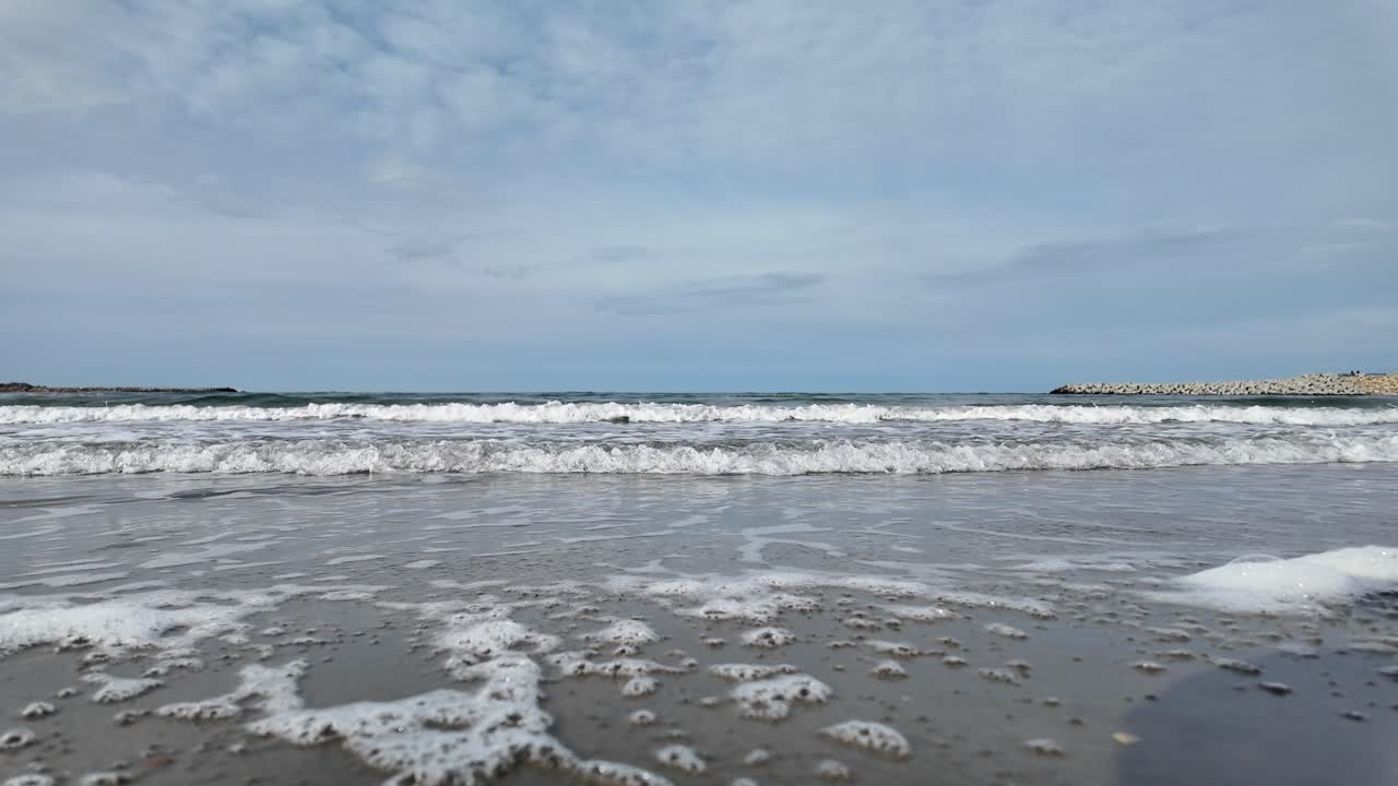로마니아 콘스탄타의 해안선에 부히는 물결의 느린 움직임