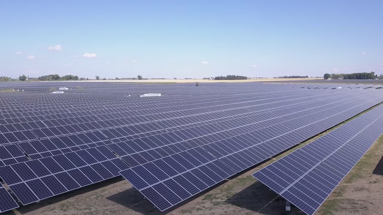 Lav overflyvning: Solenergiproduktion, solcellefelt på en solskinsdag