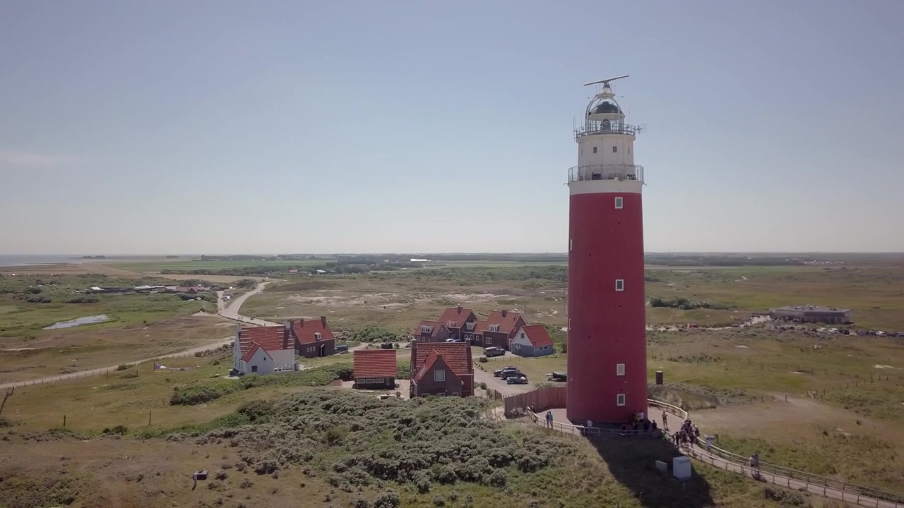 Fyrtårn på Texel med en lille landsby med et par huse lige ved siden af. Optaget med Mavic Pro om sommeren i 4k