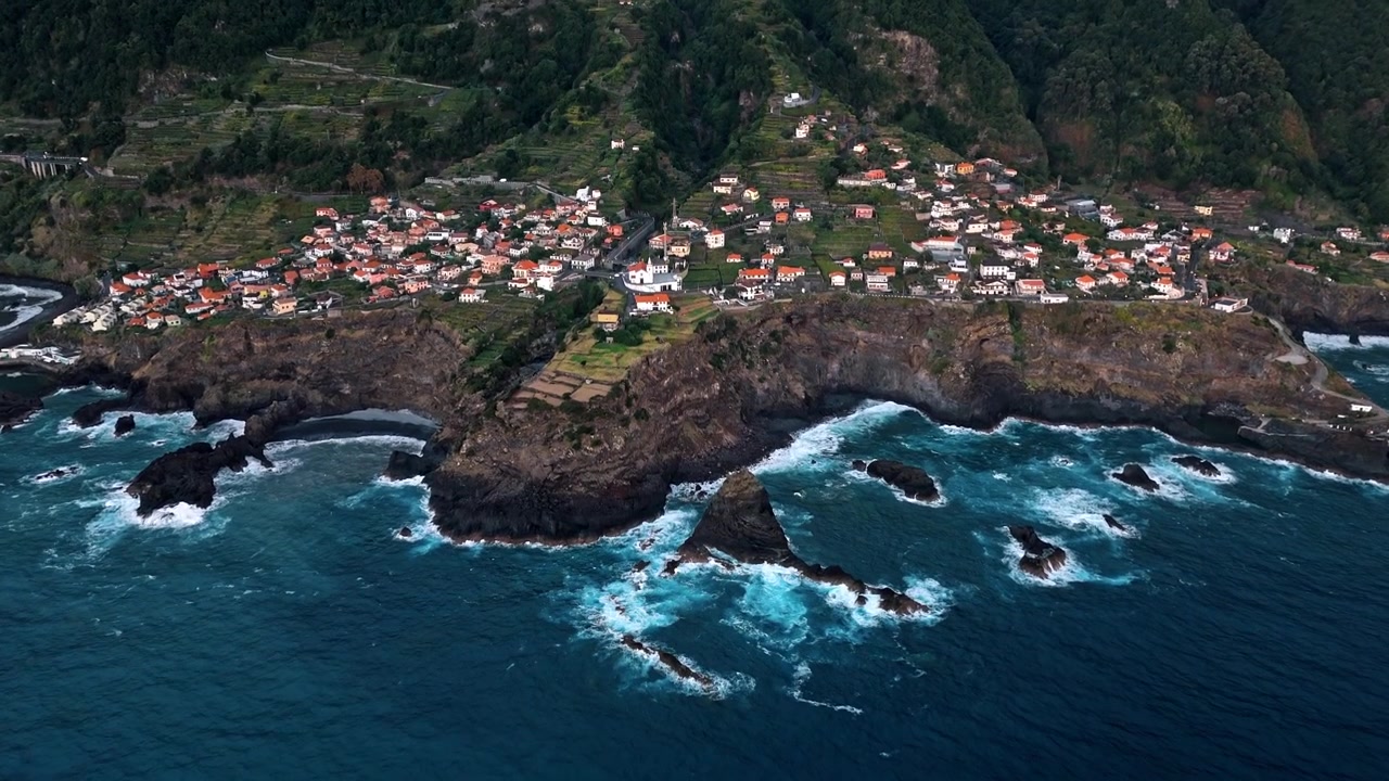 Sumérgete en los tonos dorados del atardecer sobre la costa de Seixal en Madeira con estas hipnotizantes imágenes de dron.