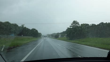 conduciendo en un camino mojado durante una tormenta de lluvia
