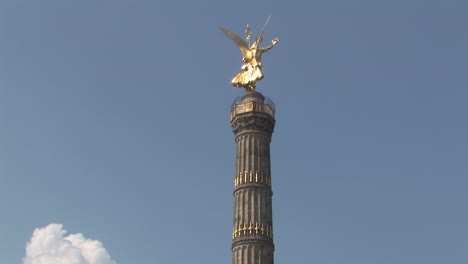 Pan-shot-ot-of-Siegessäule-Victory-Column-Berlin,-Germany