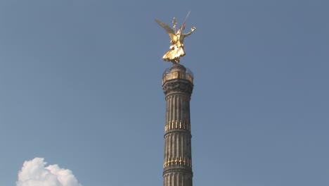 Pan-Shot-Ot-Of-Siegessäule-Victory-Column-Berlin,-Germany