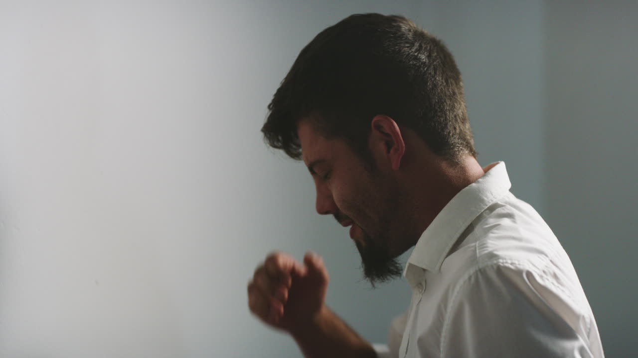 hombre frustrado después de ser despedido