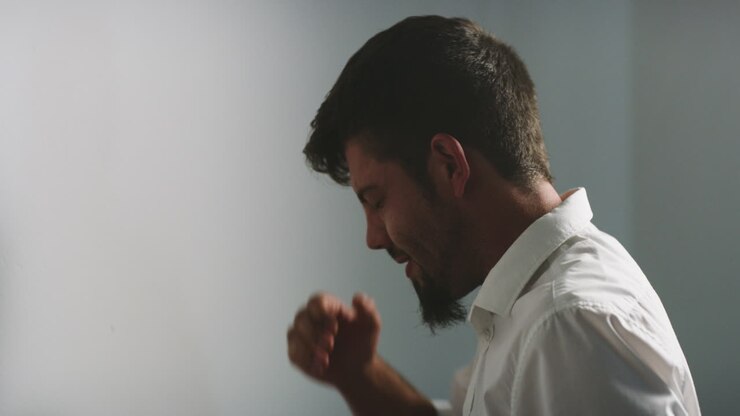 Uomo frustrato dopo il licenziamento