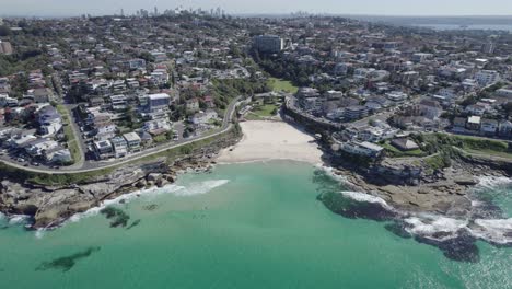 Vista-Aérea-Del-Suburbio-Junto-A-La-Playa-De-Tamarama-Durante-El-Día-En-Sydney,-Nsw,-Australia