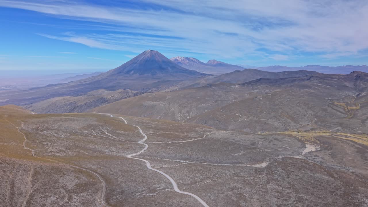 Ripresa cinematografica con drone che si avvicina al monte Misti e all'imponente vulcano Chachani dalla Laguna Salinas all'interno del Parco nazionale di Salinas, che mostra pianure ad alta quota e le spettacolari Ande peruviane.