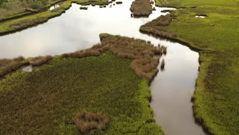 Volando-Sobre-El-Pantano-De-Humedales-En-Oak-Island-Carolina-Del-Norte