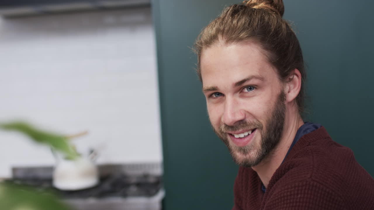 행복한 백인 남자의 초상화 집에서 부에서 미소 짓고, 느린 동작, 복사 공간