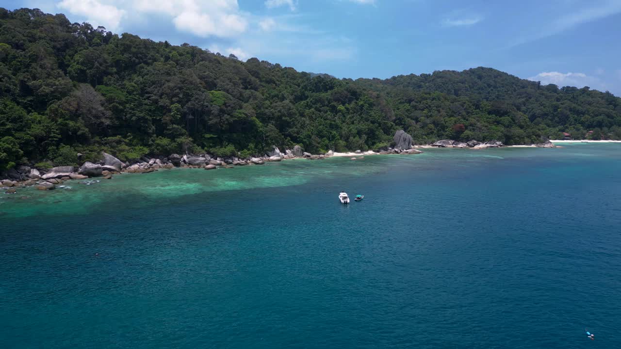 수영하는 동안 배에서 먹이는 상어 공격