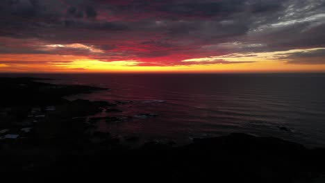 amanecer naranja-púrpura en anna bay, port stephens, australia