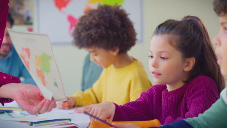 primer plano de una estudiante mirando el mapa en la lección de geografía en el aula