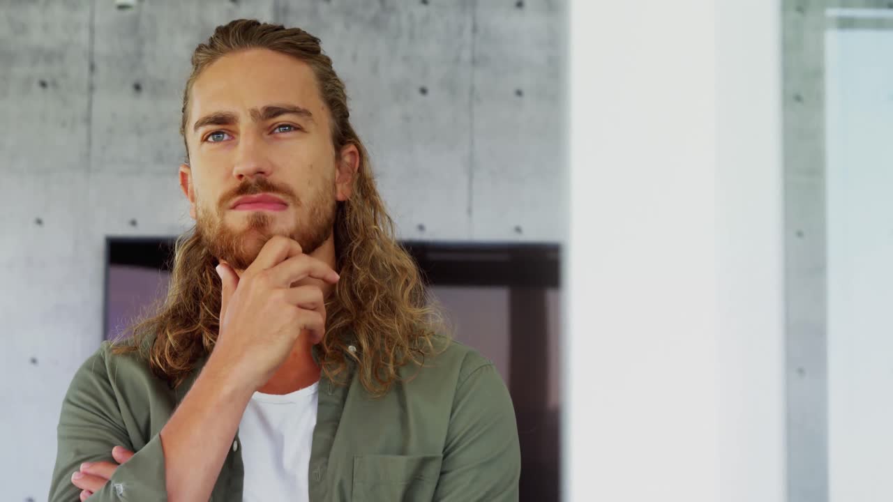 hombre reflexivo en la oficina 4k 4k