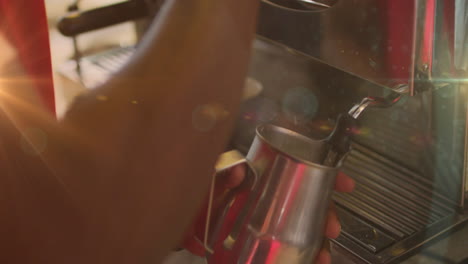 animación de las manos del barista espumando leche usando una máquina en una cafetería