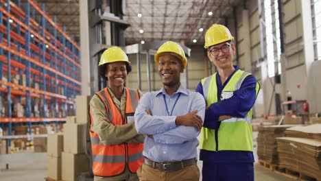 Retrato-De-Diversos-Trabajadores-Vestidos-Con-Trajes-De-Seguridad-Y-Sonriendo-En-El-Almacén