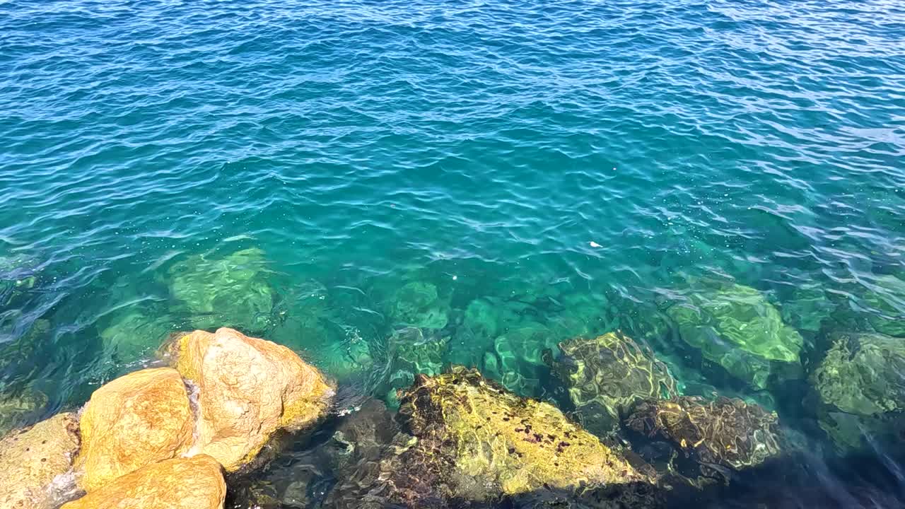 파도가 은 물에서 바위에 부드럽게 부히고