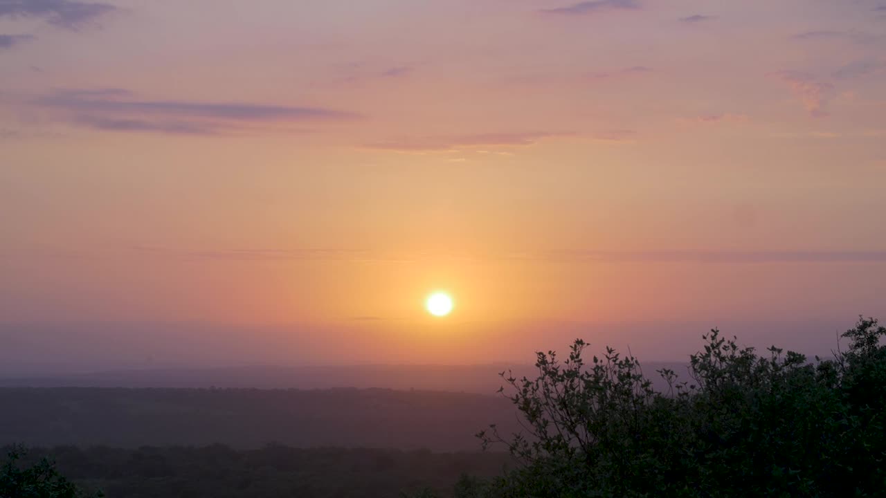 toma general del sol africano a través de las nubes al atardecer