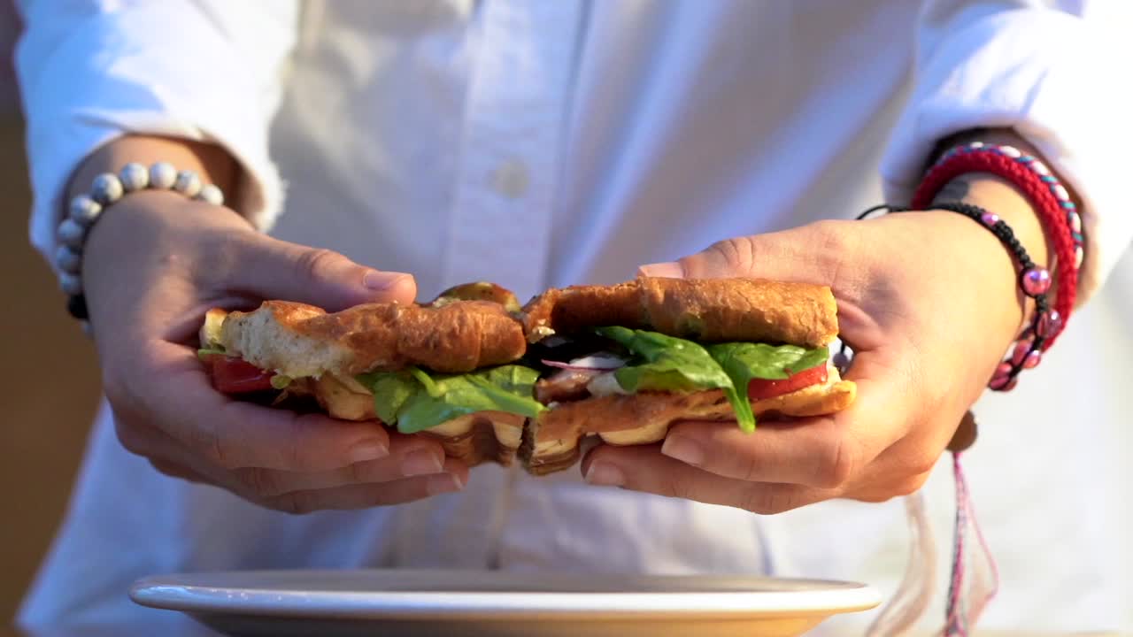 la mujer extendió la baguette y mostró los ingredientes