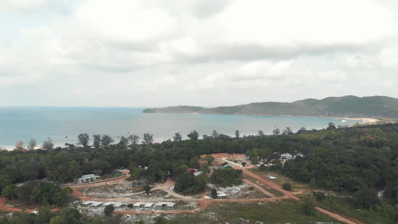 vista panorámica de toda la costa que contrasta con el agua azul en la bahía sarracena en koh rong sanloem, camboya - toma panorámica aérea