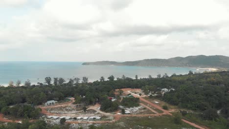 Vista-Panorámica-De-Toda-La-Costa-Que-Contrasta-Con-El-Agua-Azul-En-La-Bahía-Sarracena-En-Koh-Rong-Sanloem,-Camboya---Toma-Panorámica-Aérea