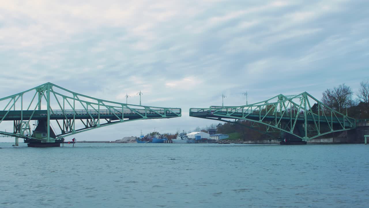흐린 가을날 리파자에서 닫히는 오스카 칼파카 스윙 브리지, 와이드 샷