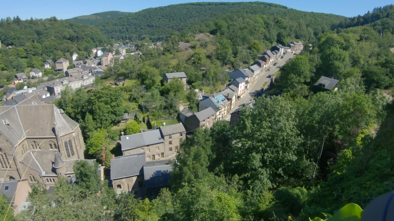 vista de la iglesia de san nicolas y el paisaje urbano de la roche en ardenne, ardenas, bélgica, europa, 4k, 50fps