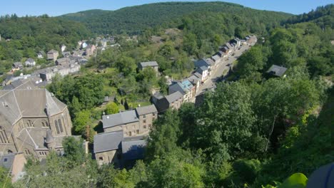 Vista-De-La-Iglesia-De-San-Nicolas-Y-El-Paisaje-Urbano-De-La-Roche-En-Ardenne,-Ardenas,-Bélgica,-Europa,-4k,-50fps