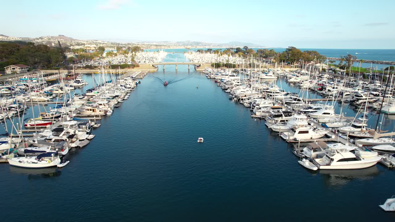 dana point marina de barcos de lujo amarrados, vista aérea de drones durante el día, california