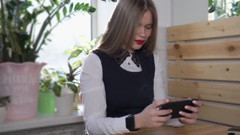joven usando un teléfono inteligente en un café