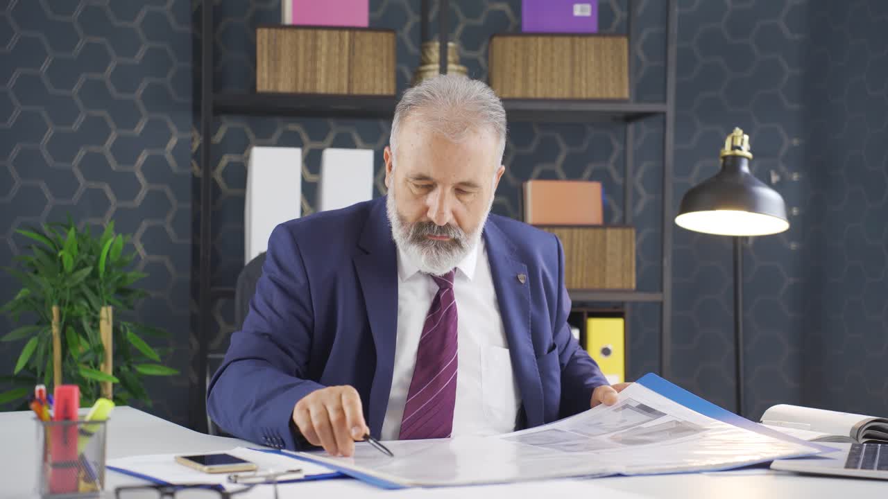 hombre de negocios exitoso trabajando felizmente en archivos de papeleo.