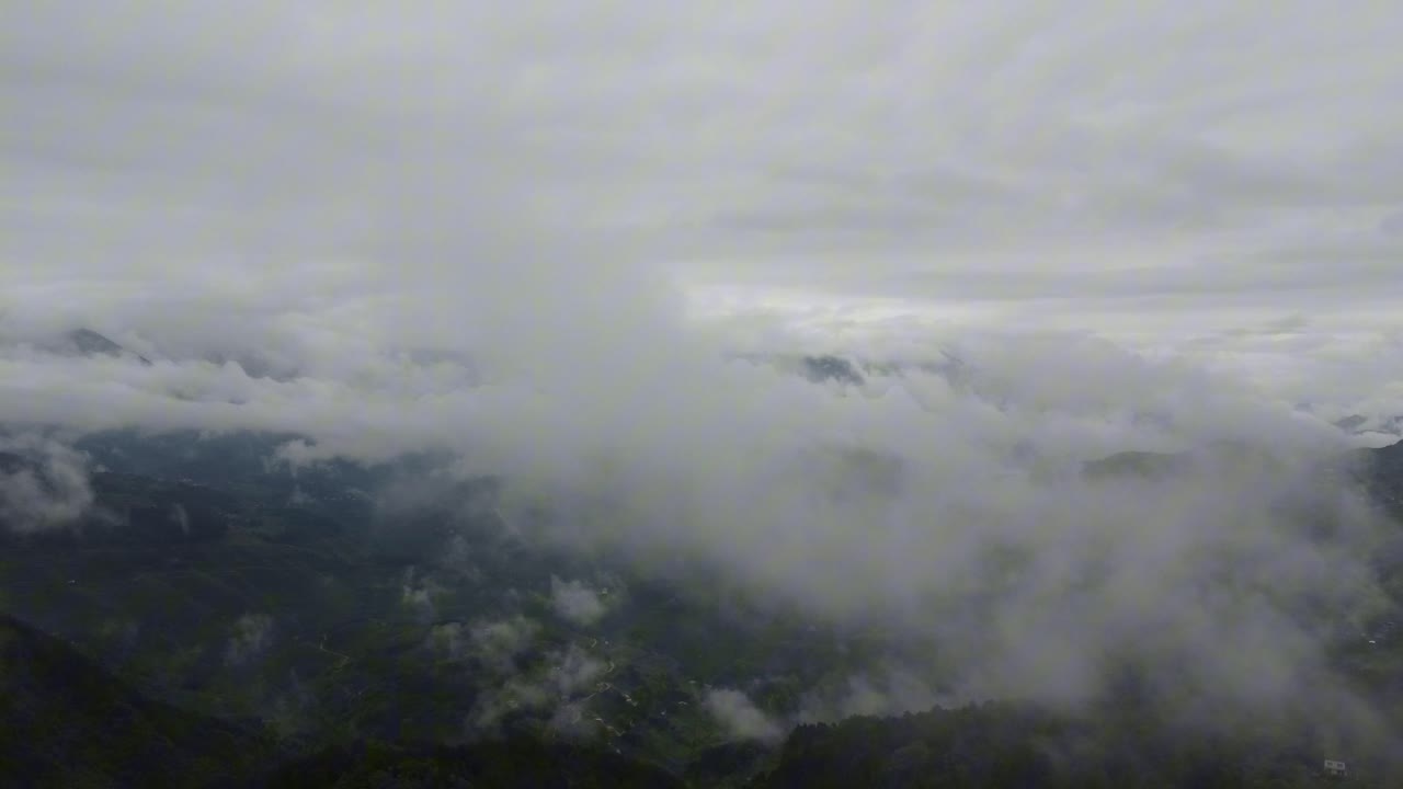 제 드론은 비가 내린 후 산악지역에서 공중 사진을 찍었습니다.