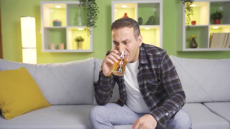 hombre deprimido y triste bebiendo alcohol y emborrachándose.