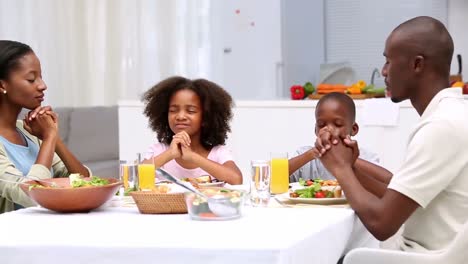 Familia-Dando-Las-Gracias-Antes-De-Comer