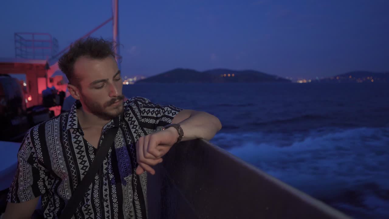 смотреть на море, смотреть.