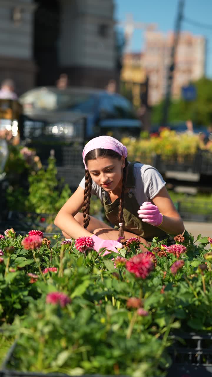mujer joven jardinería en la ciudad