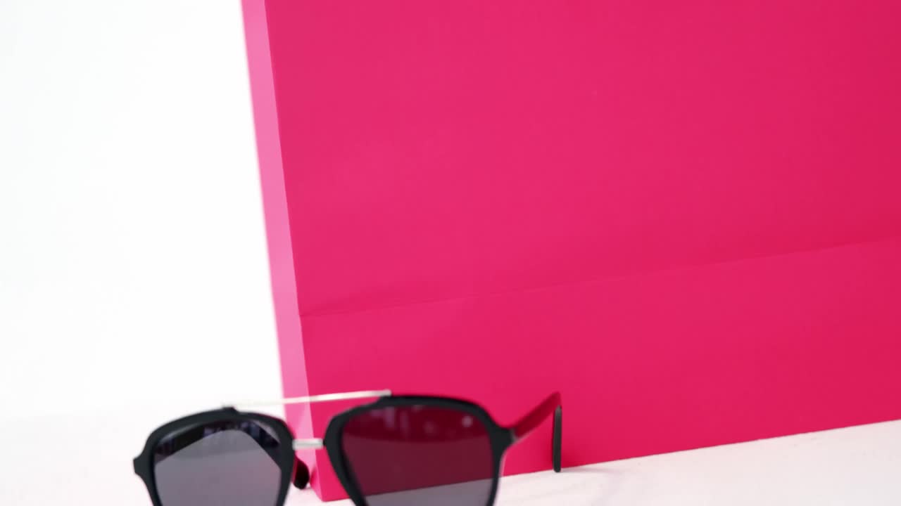 bolsa de compras y gafas de sol