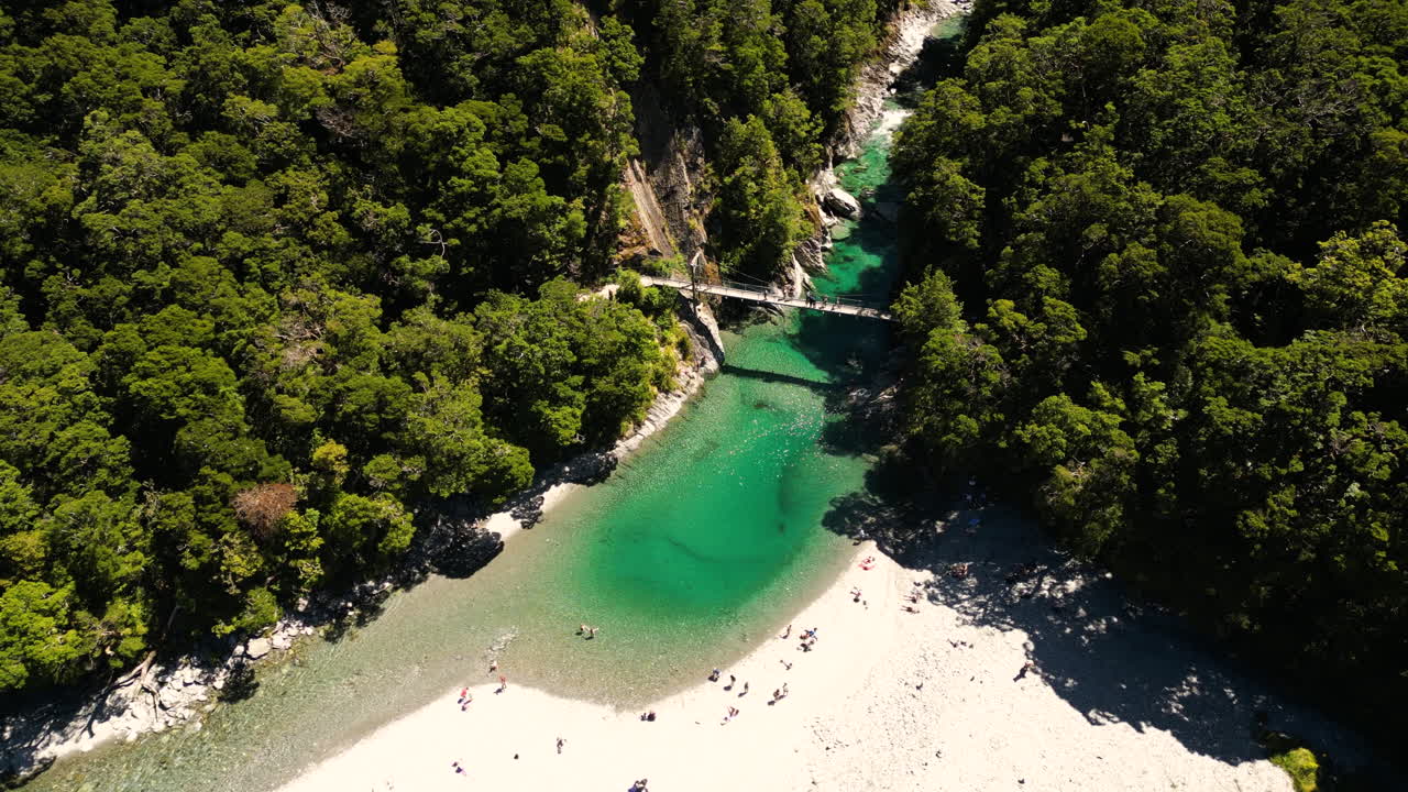 Ripresa aerea con drone delle Blue Pools in Nuova Zelanda, circondate da alberi.