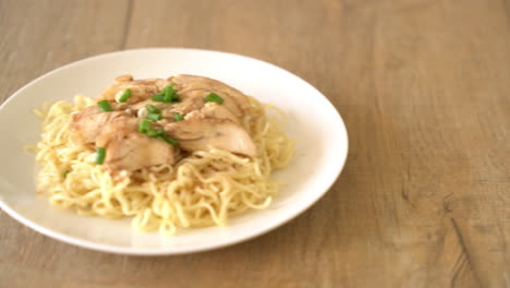 fideos de pollo asado - estilo de comida asiática