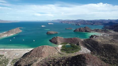 Playa-Santispac-Con-Parque-De-Casas-Rodantes-En-Bahía-Concepción-Cerca-De-Mulegé,-Baja-California-Sur,-México