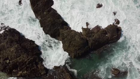 Vista-Superior-De-Las-Rocas-En-El-Mar---Vista-De-Drones