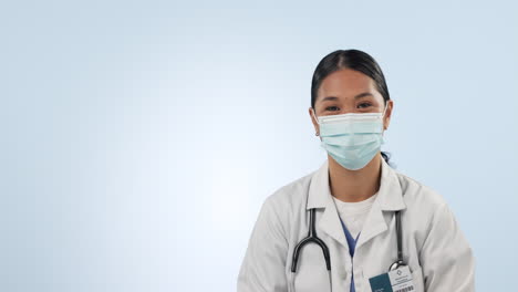 Mujer-Asiática,-Doctora-Y-Apuntando-A-La-Palma-Con-Máscara