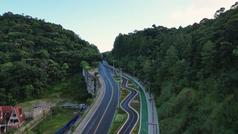 vista por seguimiento de drones hacia mirante estrada da rainha en balneario camboriu, santa catarina, brasil