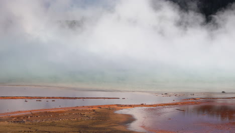 vapor de manantiales hidrotermales calientes que se mueven sobre la piscina natural, parque nacional de yellowstone, wyoming usa, panorama, marco completo