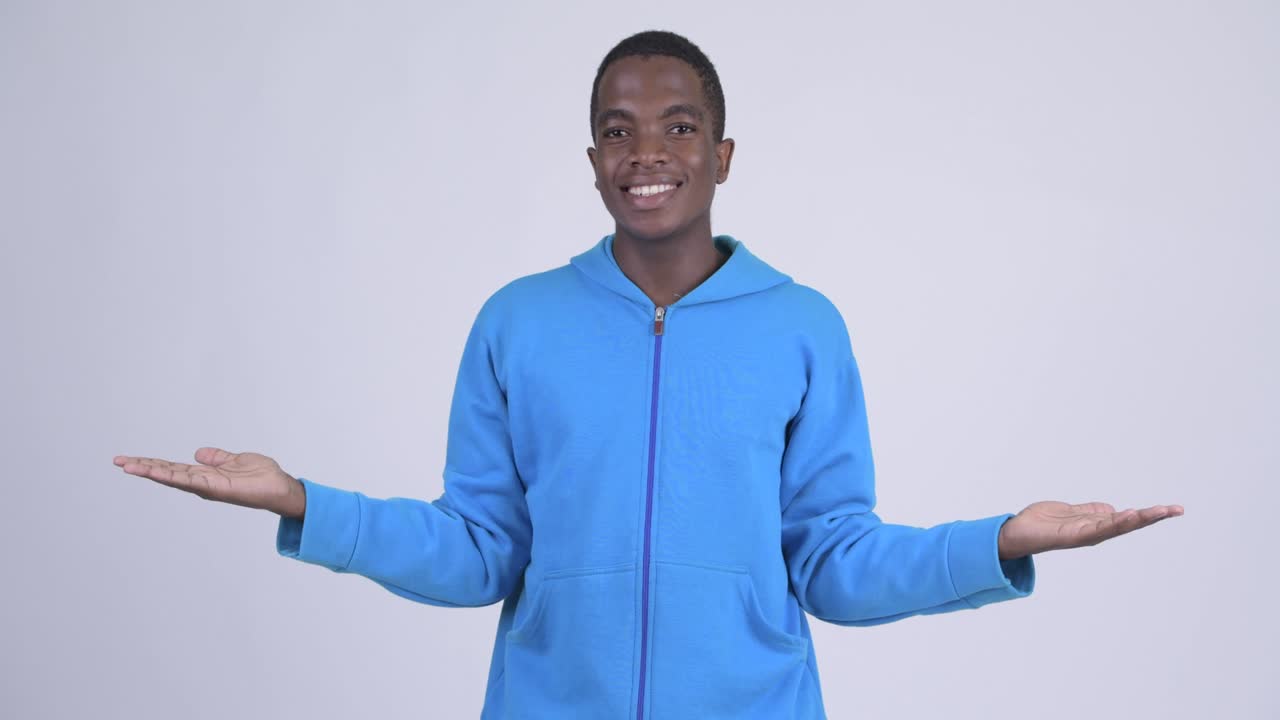 Pria Afrika muda tampan yang bahagia