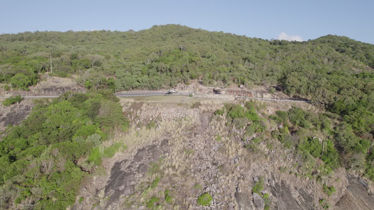 vehículo estacionado en la autopista en el mirador rex con vistas panorámicas al mar en el norte de queensland, australia