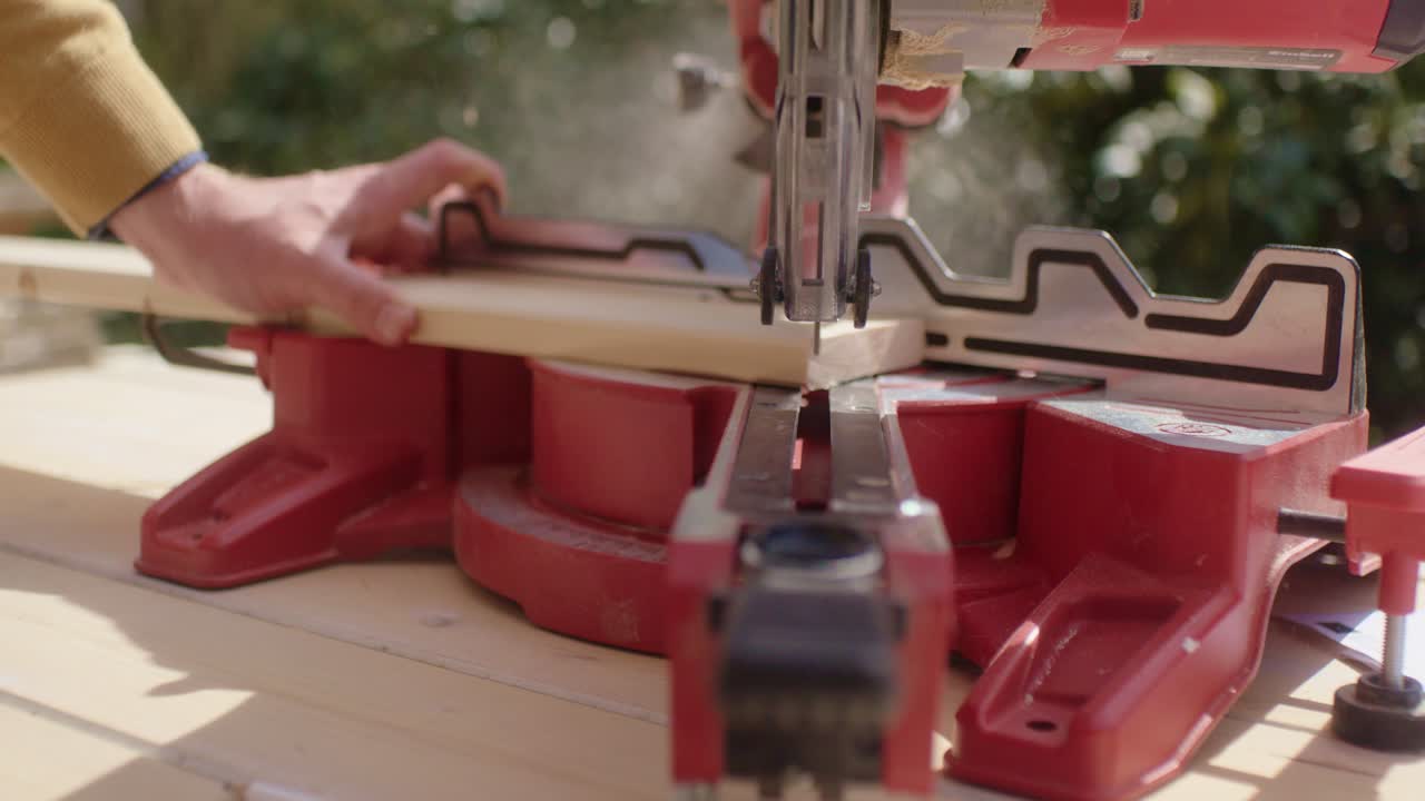 el artesano trabajando en el rompecabezas