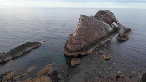 Drohnenflug-In-Richtung-Bow-Fiddle-Rock---Ein-Natürlicher-Meeresbogen